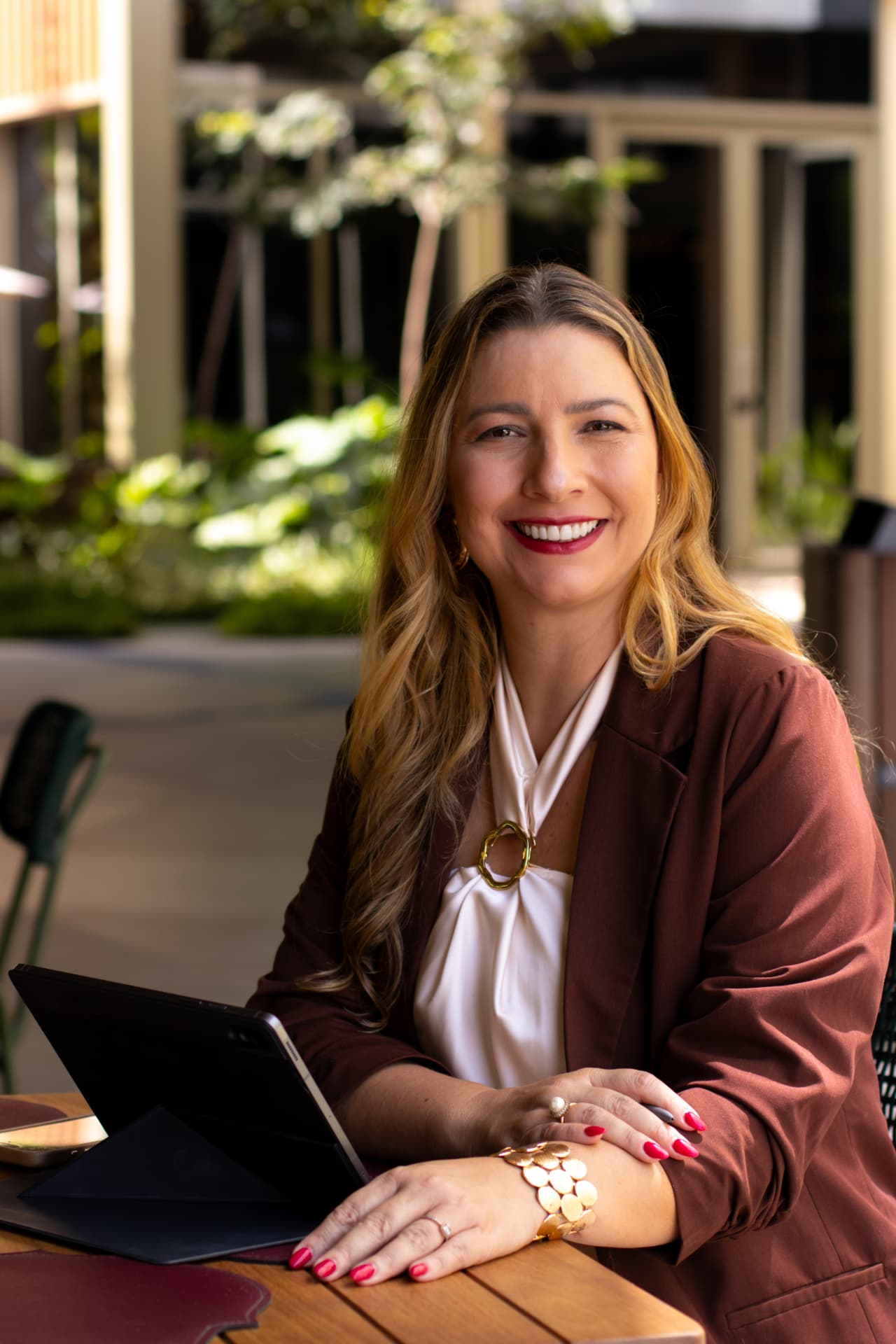Milena Coelho, da Afine Exclusive, à mesa com seu tablet